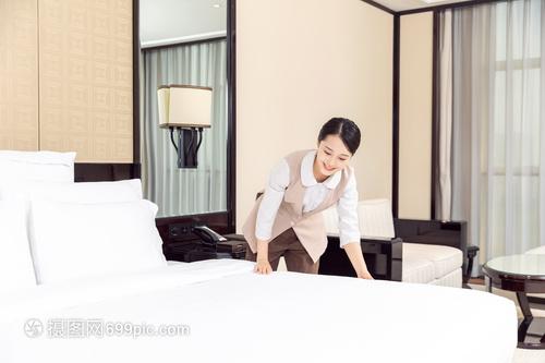 酒店管理保洁员整理床铺
